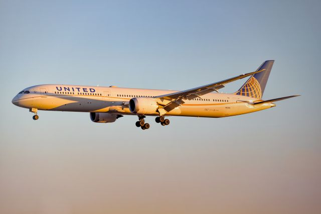 BOEING 787-10 Dreamliner (N12005)