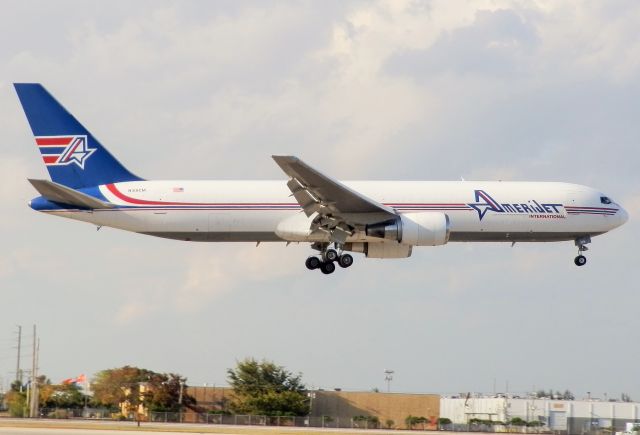 BOEING 767-300 (N319CM)