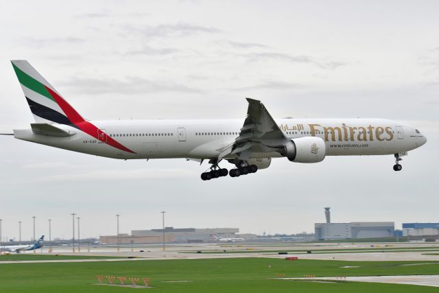 BOEING 777-300 (A6-EQD) - 10-C 05-06-22