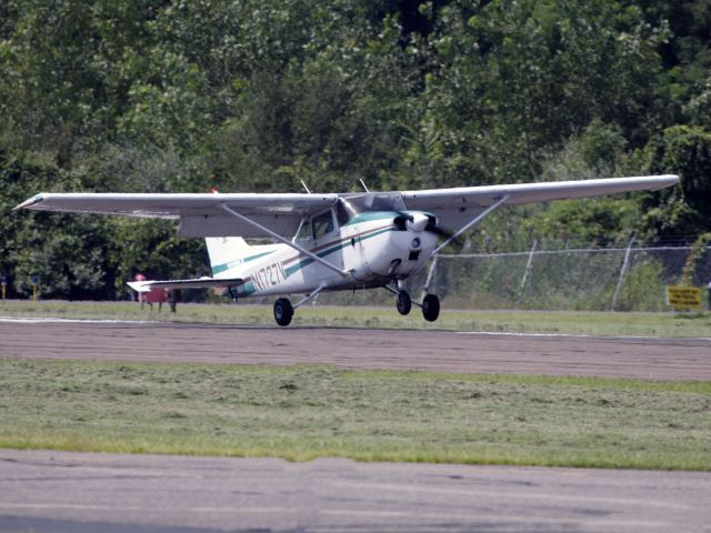 Cessna Skyhawk (N1727V) - Landing runway 08.