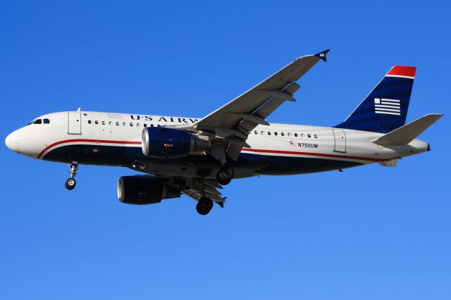 Airbus A319 (N750UW)