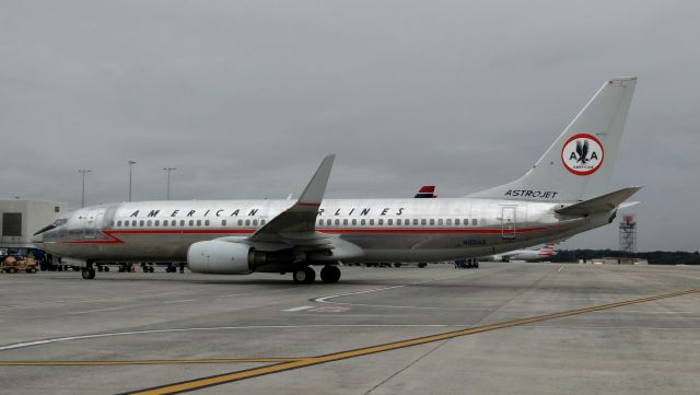 Boeing 737-800 (N951AA)