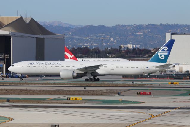 BOEING 777-300ER (ZK-OKM)