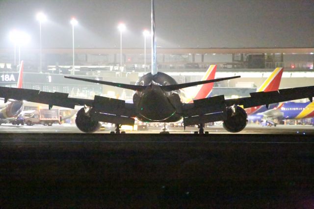 Boeing 777-200 —