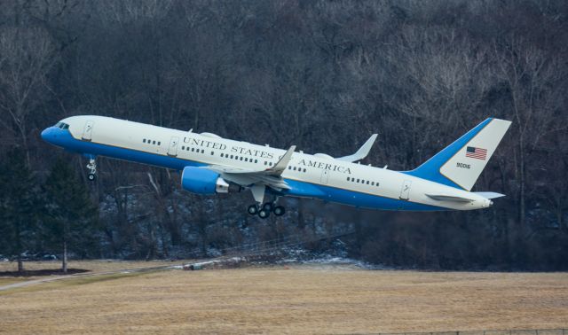 Boeing 757-200 (09-0016) - Air Force One departing Lunken on 2/5/18 with POTUS/FLOTUS onboard!!