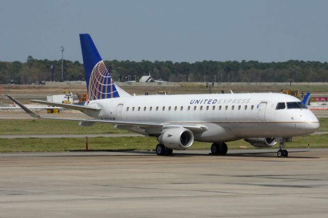 Embraer 175 (N88329)