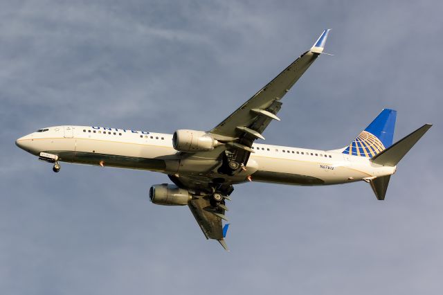 Boeing 737-900 (N67812) - 01/19/2015. Late afternoon light on the aircraft on short final to RWY 1L. Inbound from KDEN.