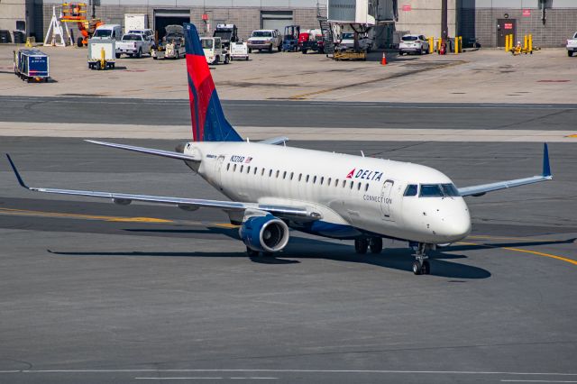 Embraer ERJ 175 (N221JQ)