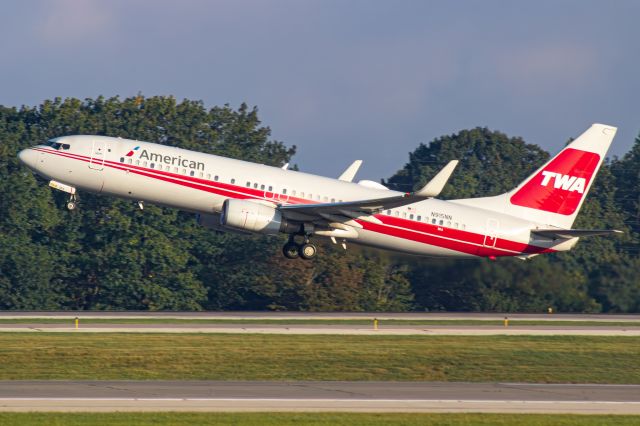 Boeing 737-700 (N915NN) - American TWA Heritage leaving for Chicago