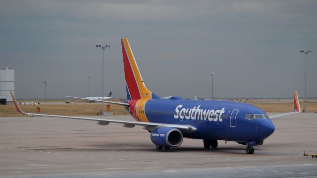 Boeing 737-700 (N715SW)