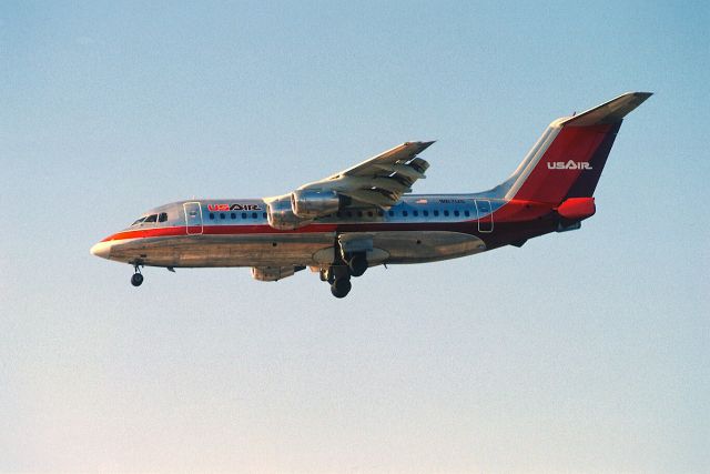 Airbus A321 (N187US) - Final Approach to KLAX Intl Airport on 1989/09/01