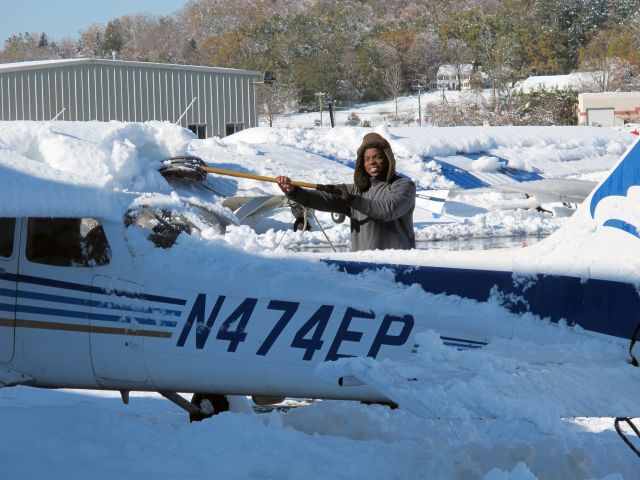 Cessna Skyhawk (N734EP) - Lineman and future commercial pilot David Parkes cleaning up after Octobers snowfalls at the Danbury (KDXR) airport.
