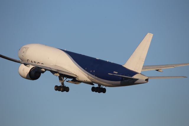 BOEING 777-200LR (N702GT)