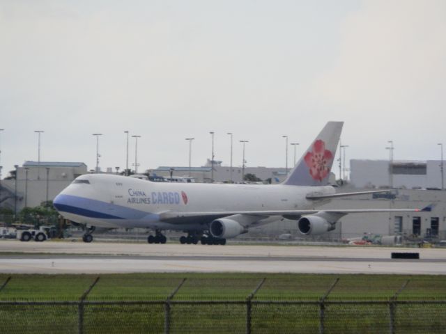 Boeing 747-400 (B-18707)