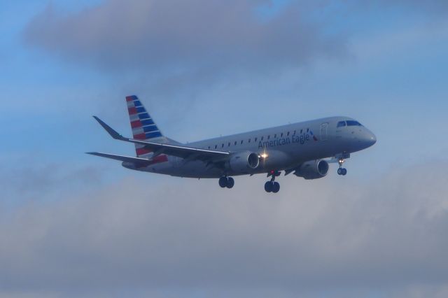 Embraer ERJ-190 (N247NN)