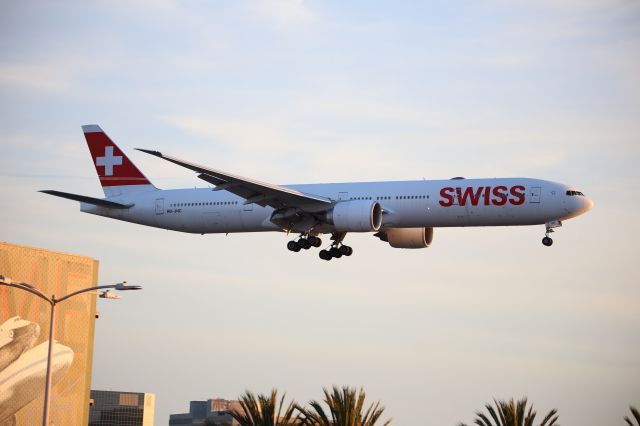 BOEING 777-300ER (HB-JNC)