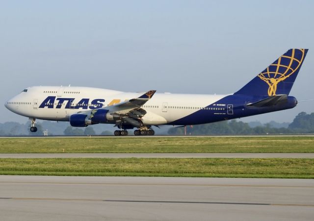 Boeing 747-400 (N480MC)