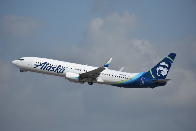 Boeing 737-700 (N253AK) - Alaska 737 taking off from LAX