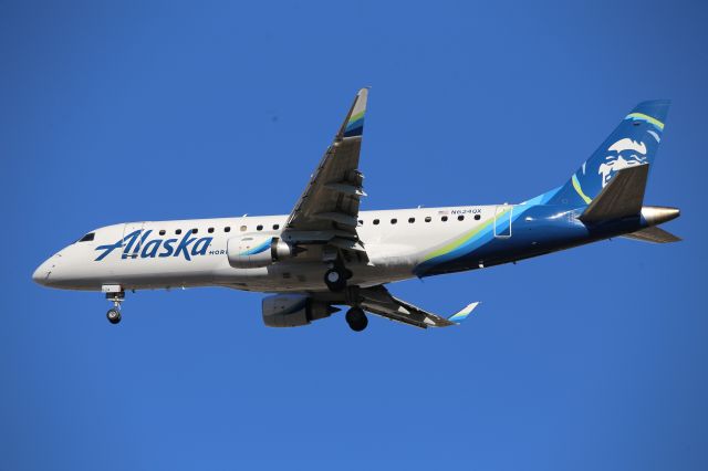 EMBRAER 175 (long wing) (N624QX)