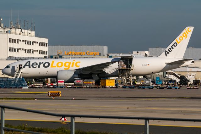 Boeing 777-200 (D-AALD) - loading