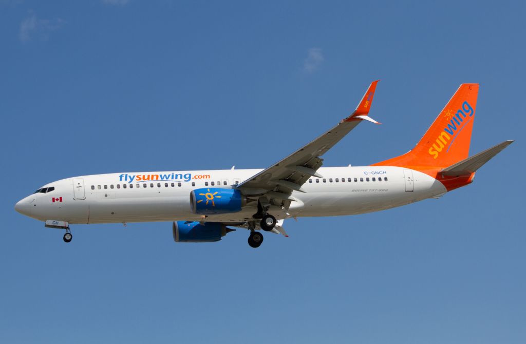 Boeing 737-800 (C-GNCH)