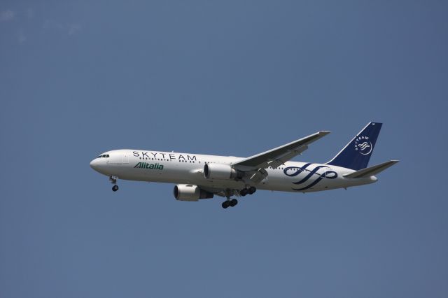 Boeing 737-800 (EI-DBP) - Alitalia 767 in Sky Team colors landing at 31R KJFK.