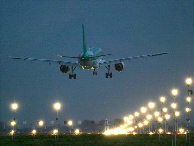 — — - Aer Lingus Airbus A320 landing on Runway 10 at Dublin, Ireland