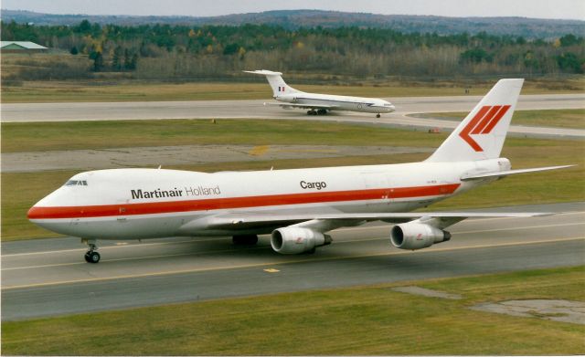 Boeing 747-200 — - Royal Air Force VC-10 in the back.