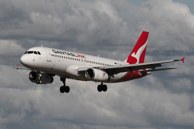 Airbus A320 (VH-UVJ) - Airbus A320-232 sn 2356. Qantaslink VH-UVJ name Swan River Daisy rwy 03 YPPH 1607202