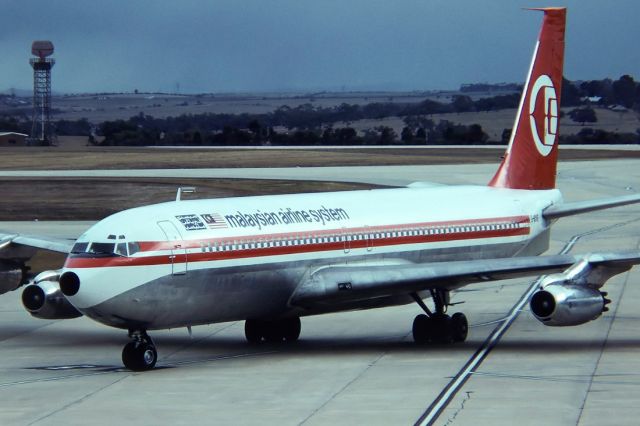 G-AYVE — - MALAYSIAN AIRLINE SYSTEMS - BOEING 707-321 - REG G-AYVE (CN 18083/209) - TULLAMARINE MELBOURNE VIC AUSTRALIA - YMML 11/4/1986 35MM SLIDE CONVERSION USING A LIGHTBOX AND A NIKON L810 DIGITAL CAMERA IN THE MACRO MODE.