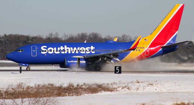 Boeing 737-700 (N7816B)