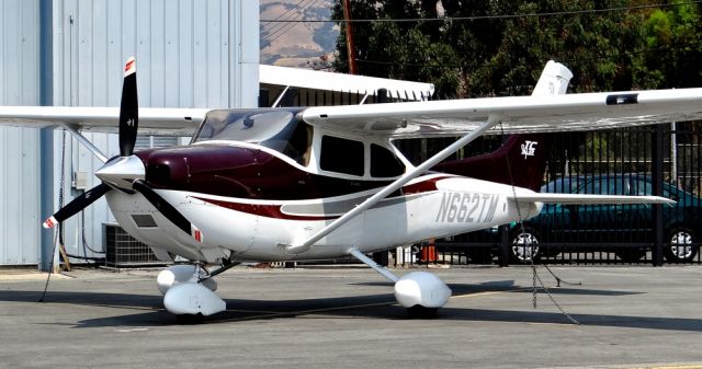 Cessna Skylane (N662TM) - Nice Cessna 182 visiting at Reid Hillview Airport.