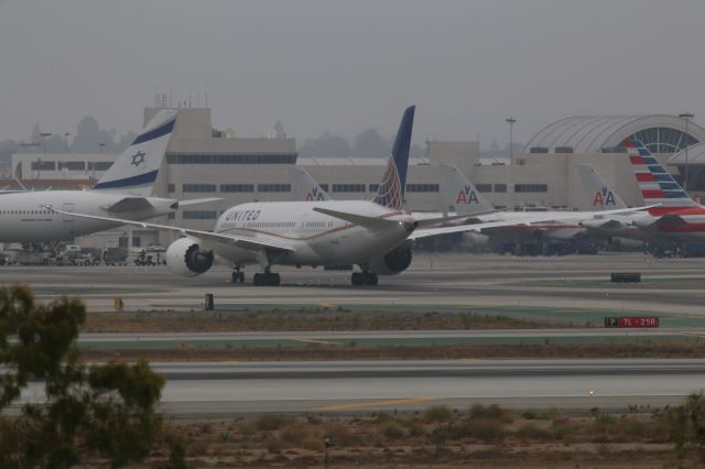Boeing 787-8 (N26902) - TAXING TO THE GATE
