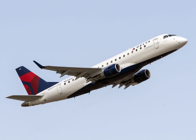 Embraer 175 (N633CZ)