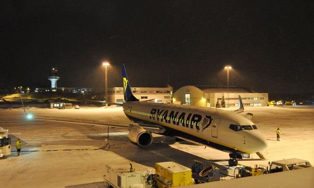 Boeing 737-800 (EI-DYK) - Ryanair Boeing 737-8AS(WL) EI-DYK getting ready to leave to Edinburgh from a snowy Oslo Rygge Airport