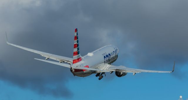 Boeing 737-800 (N919NN) - One World climbing the hills on departure.