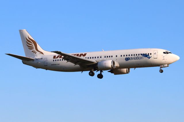 BOEING 737-400 (LZ-CRI)