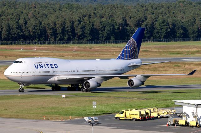 Boeing 747-400 (N105UA)