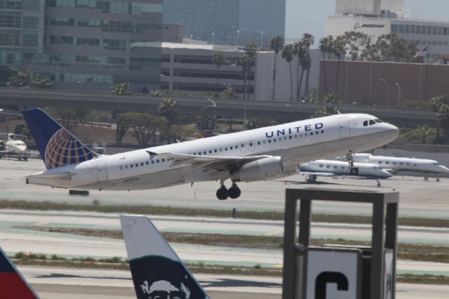 Airbus A320 (N413UA)