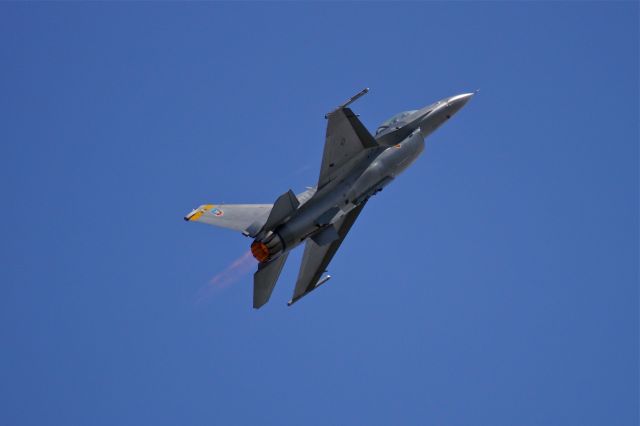 Lockheed F-16 Fighting Falcon (N88459) - July 21 2012, West Coast Demonstration Team doing a high climb with full afterburners.