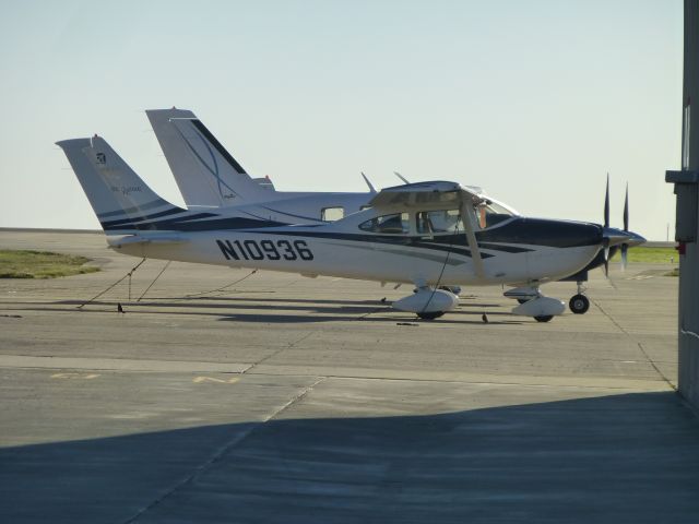 Cessna Skylane (N10936)