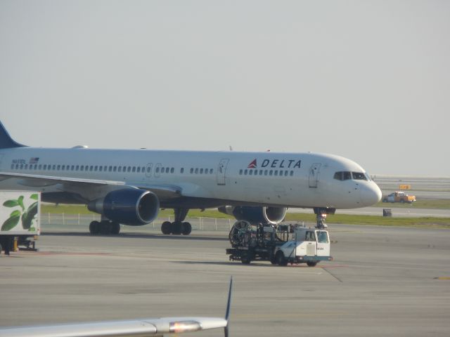 Boeing 757-200 (N651DL)