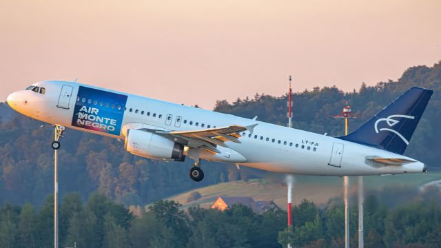 Airbus A320 (LY-FJI)