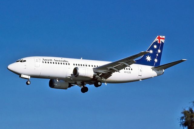 Cessna Skyhawk (VH-CZO) - ANSETT AUSTRALIA AIRLINES - BOEING 737-377 - REG : VH-CZO (CN 24304/1622) - ADELAIDE INTERNATIONAL AIRPORT SA. AUSTRALIA - YPAD 17/8/1992