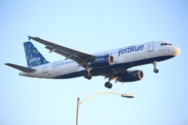Airbus A320 (N592JB)