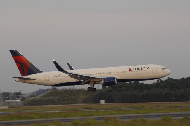 BOEING 767-300 (N612T) - Landing at NRT Airport Runway 16L on 2011/10/8