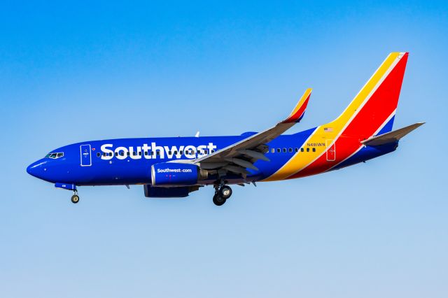 Boeing 737-700 (N481WN) - Southwest Airlines 737-700 landing at PHX on 11/13/22. Taken with a Canon R7 and Tamron 70-200 G2 lens. 