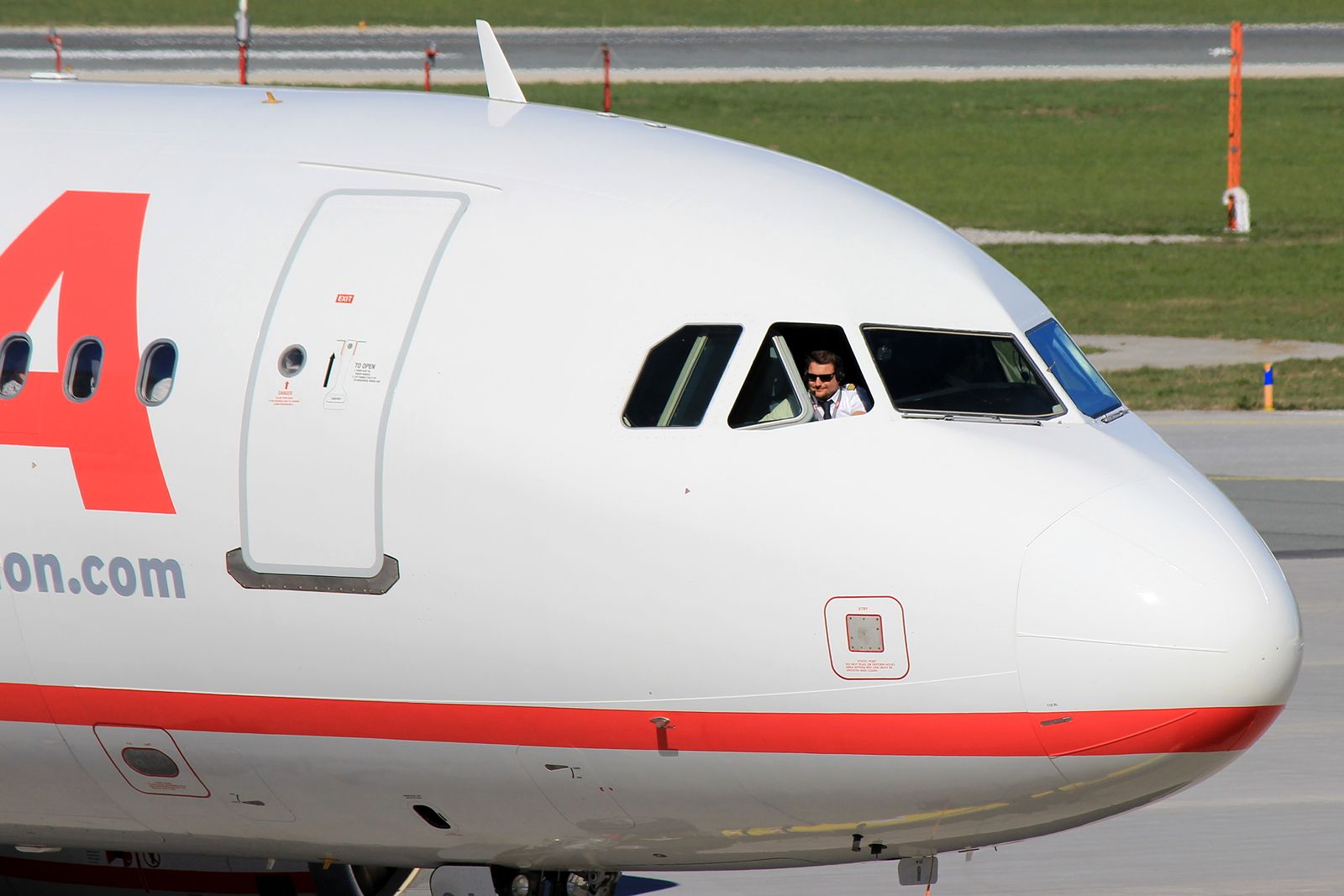 Airbus A320 (OE-LOA)