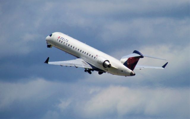 Canadair Regional Jet CRJ-700 (N713EV)