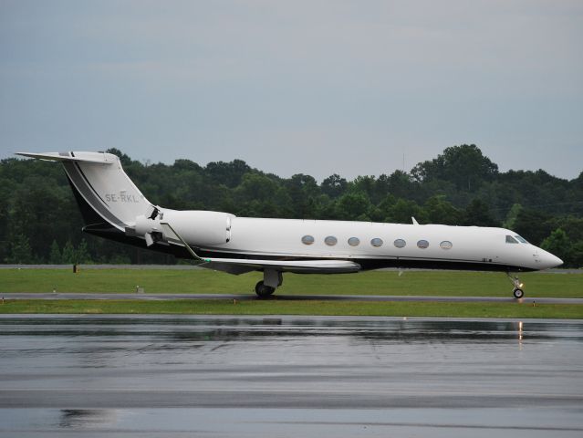 Gulfstream Aerospace Gulfstream V (SE-RKL) - SKANDINAVISKA ENSKILDA BANKEN AB (baaed in Stockholm, Sweden) taxiing to runway 2 at KJQF -- 6/17/13